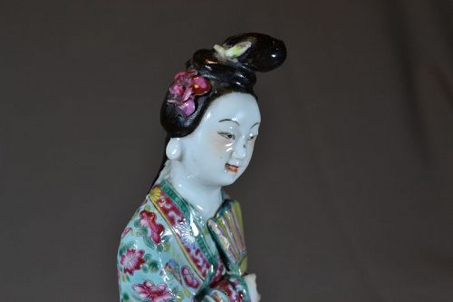 Chinese porcelain statuette. Qing period early 19th century.