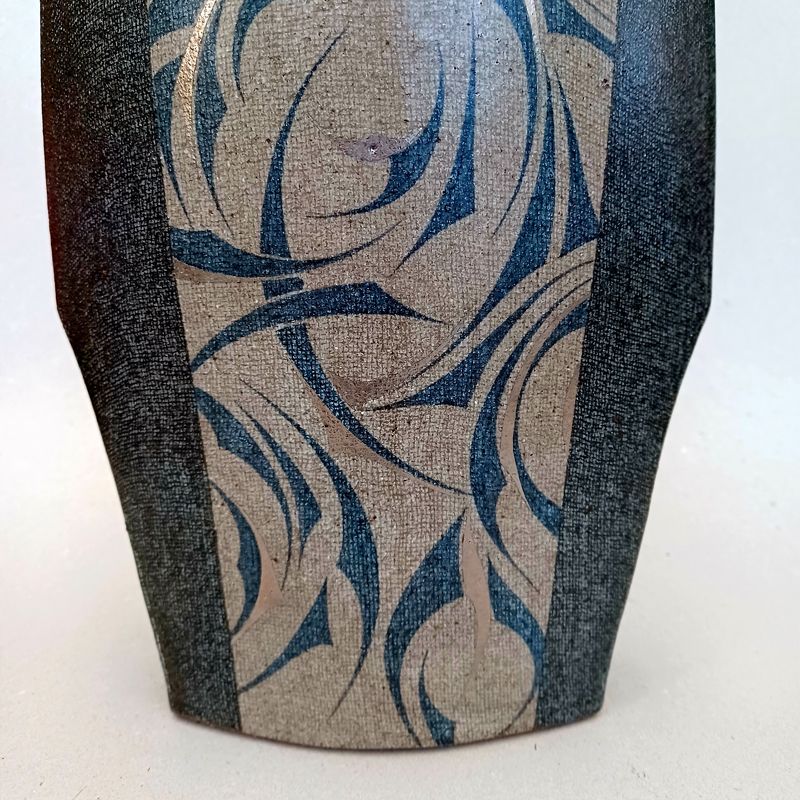 Beautiful contemporary ceramic vase by Katsushi MORI.