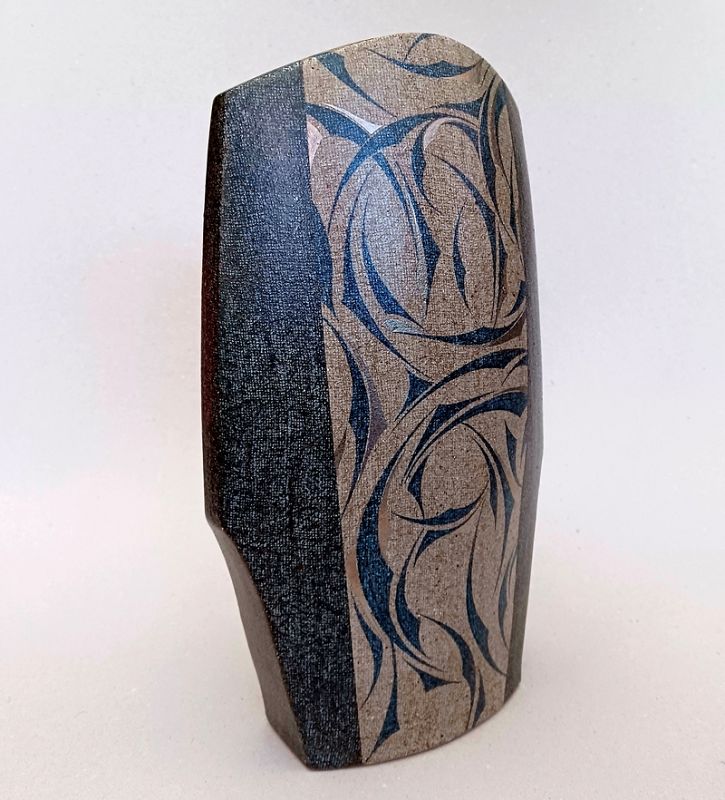 Beautiful contemporary ceramic vase by Katsushi MORI.