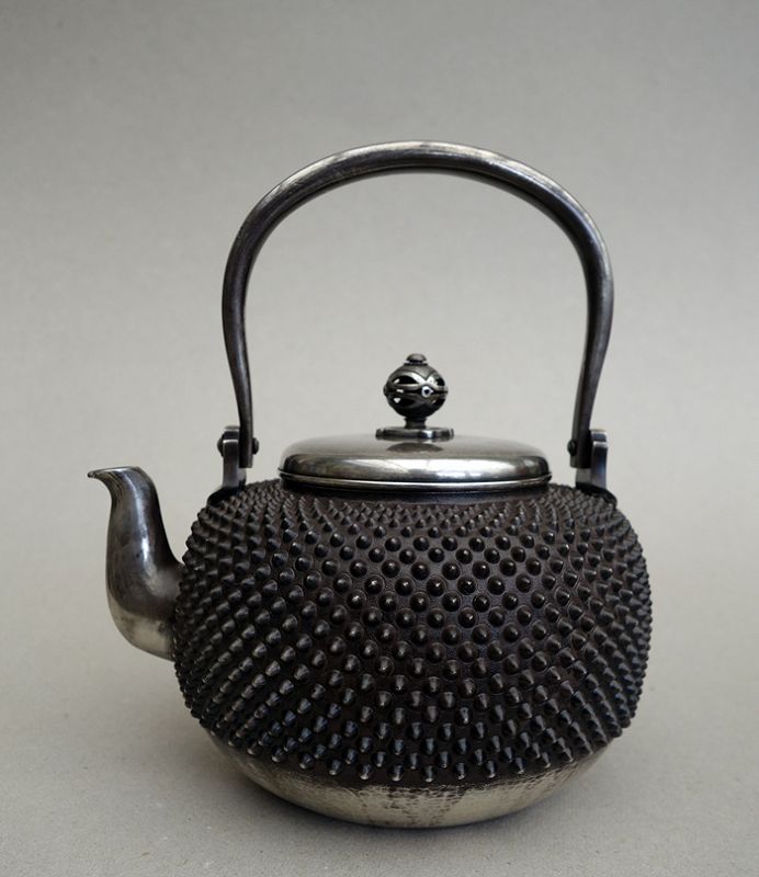 Pure Silver Kettle (Ginbin) with Arare Knobbed Pattern