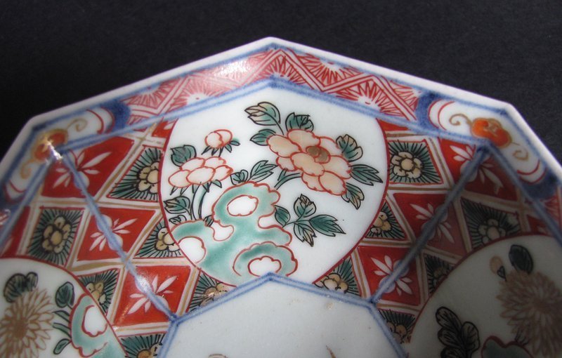 Ko Imari Takarazukushi mon Octagonal Bowl c.1710