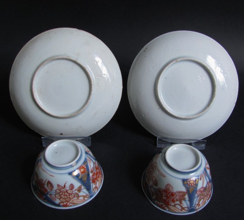 A pair of Imari Hydrangea pattern Tea bowls and Saucers Early 18th C.