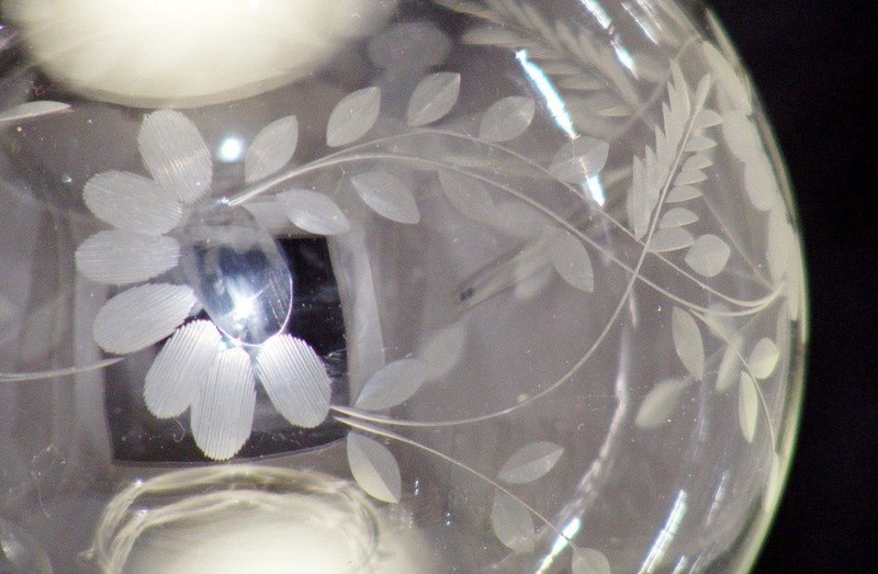 Ivy or Rose Bowl Compote Vase w Cut Half Daisies