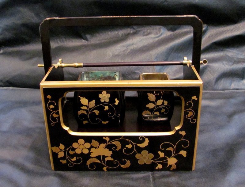 豚小屋('69伊/仏) 19th C. Japanese Black and Gold Lacquered Wood and Brass Tabako