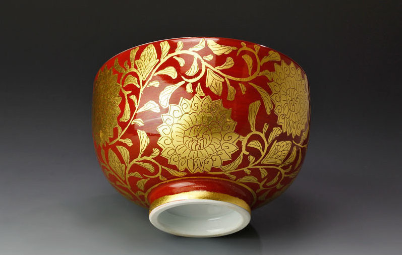 A Porcelain Chawan with Gold-leaf by Ono Hakuko