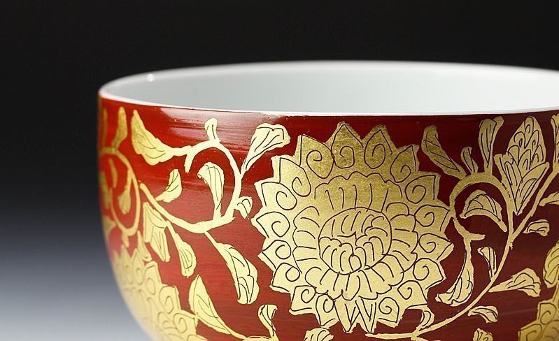 A Porcelain Chawan with Gold-leaf by Ono Hakuko