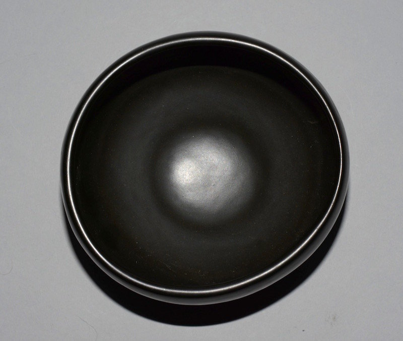 Kuro Oribe Tea Bowl with Chrysanthemum Mark