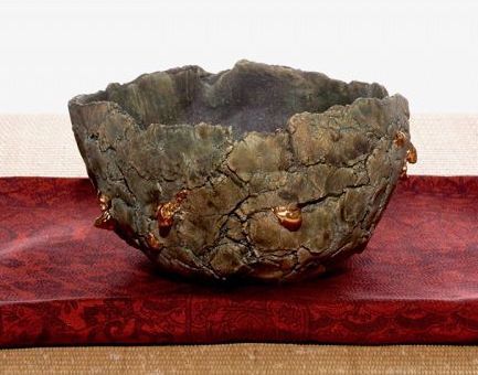 A Dazzling Kiretsu-mon Tea Bowl by Hiramatsu Ryoma
