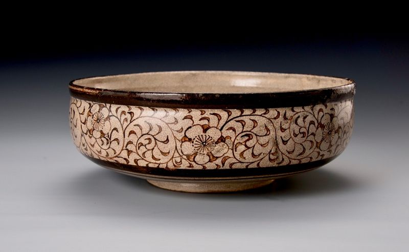 A Large e-Seto Bowl with Arabesque Design
