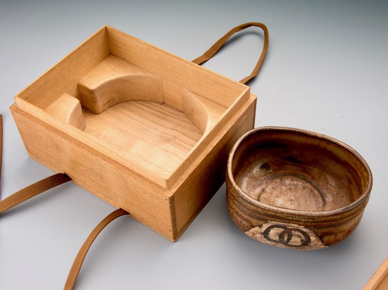 An Excellent Edo Period Oribe Tea Bowl with Poetic Name 'Toma-bune'
