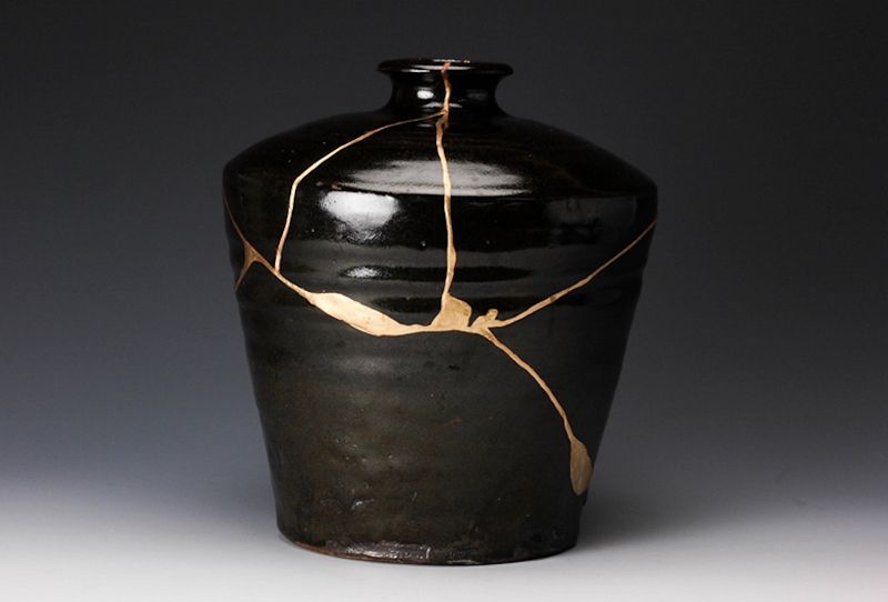 Ceramic Jar with Gold Repair by Living National Treasure Kondō Yuzō