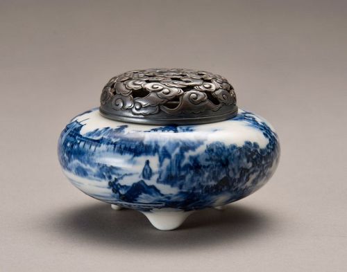 A Porcelain Incense Burner by Imperial Court Artist Ito Tozan