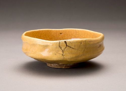 A Rare Hira Tea Bowl with Gold Repairs by Raku XII (Kônyû)
