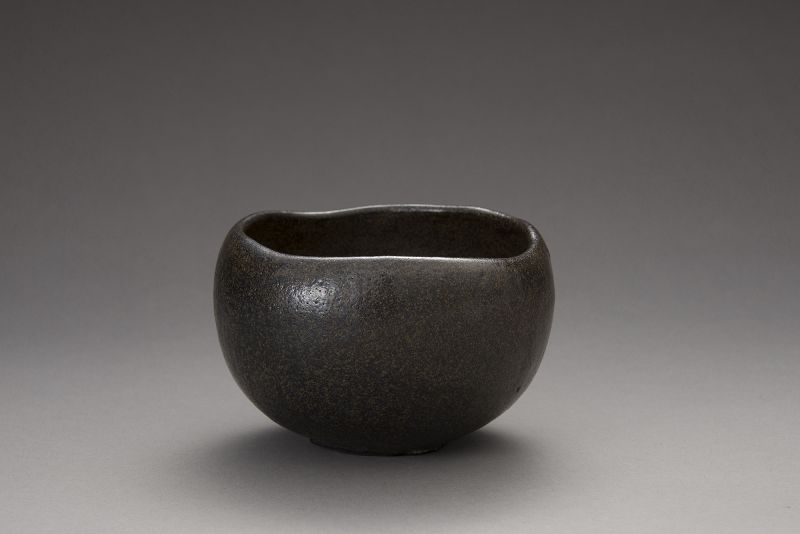 A “Kase-Guro” Raku Tea Bowl by Higaki Ryota