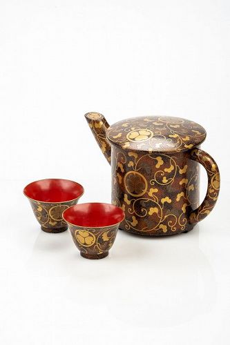 A Japanese lacquer teapot with cups