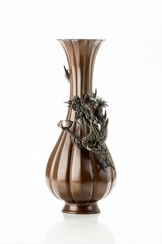Genryusai Seiya – A Japanese bronze vase Ryu dragon