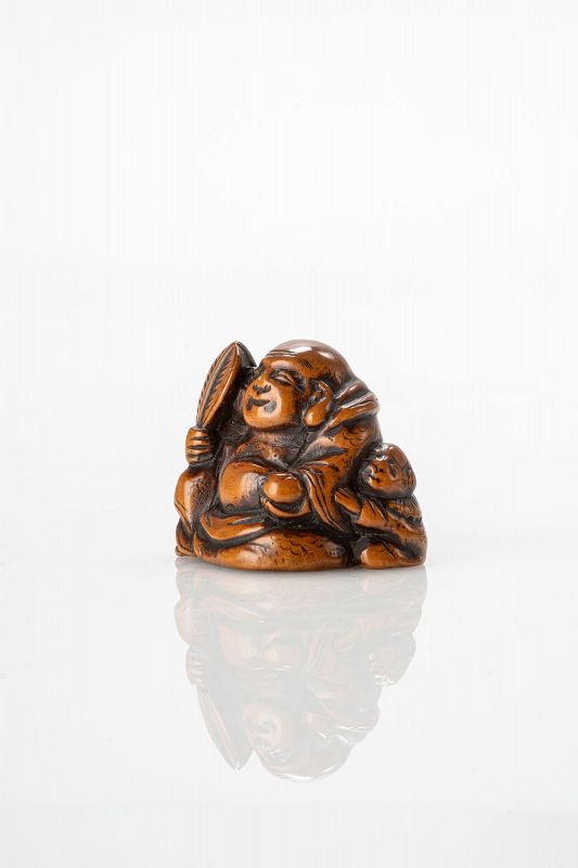 Boxwood netsuke Hotei with a child