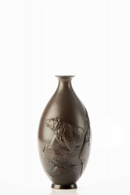 A Japanese drop-shaped bronze vase with a majestic bear in relief