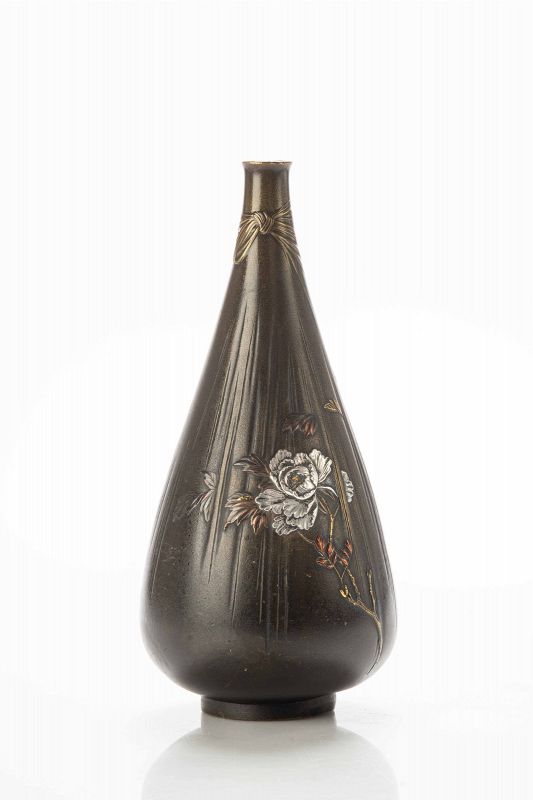 A Japanese drop-shaped bronze vase with peonies