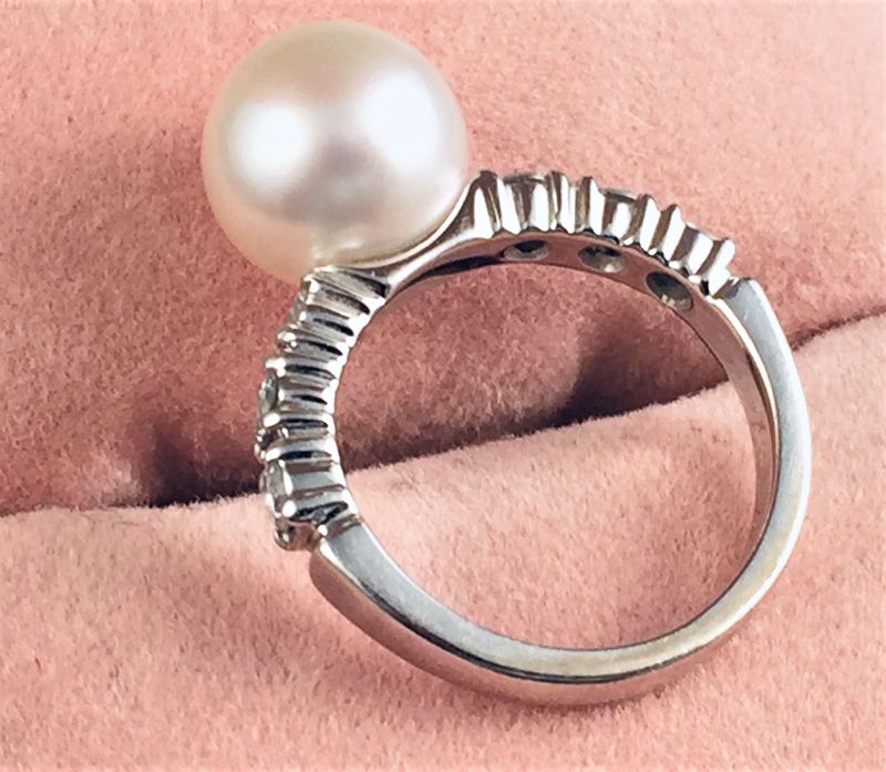 Very Fine Pearl Ring with Diamonds 18K white Gold base