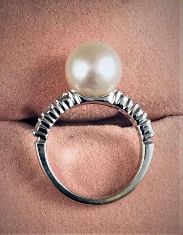 Very Fine Pearl Ring with Diamonds 18K white Gold base