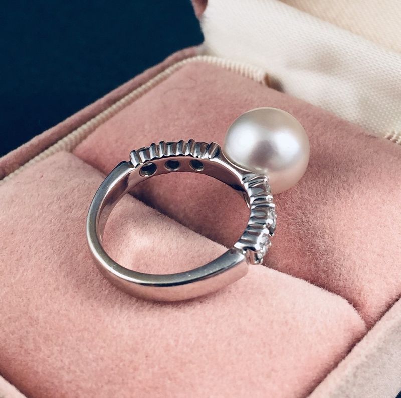 Very Fine Pearl Ring with Diamonds 18K white Gold base