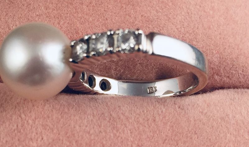 Very Fine Pearl Ring with Diamonds 18K white Gold base