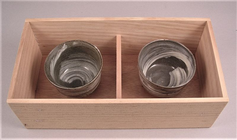 Fine Japanese Pair Tea Cups by Kuze Kyuho, Hakeme Finish