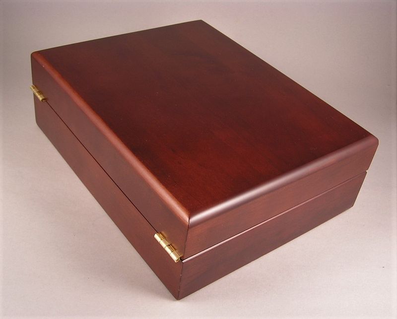 Finely Crafted Mahogany Cigar Humidor Box by Beckett 1999