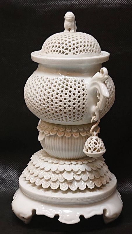 Beautiful Japanese Porcelain Hirado Koro by 15th Nakazato Moemon