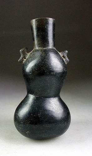 A choice Pre-Columbian Chimú-Inka pottery vase 1240 - 1570 BC