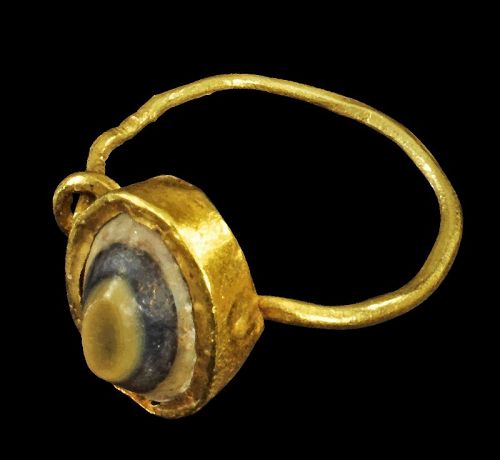 Gold earring with three-layered agate. Roman, 2nd - 3rd century AD