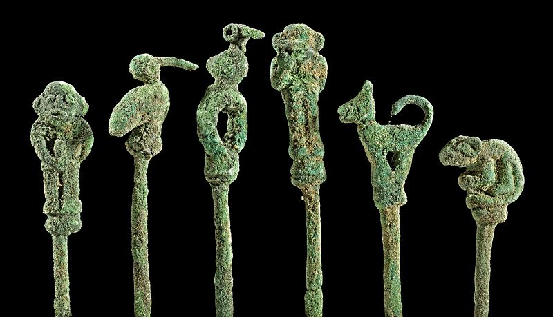 Coll. of 6 Chimú bronze Coca spoons with animal heads, 800-1200 AD