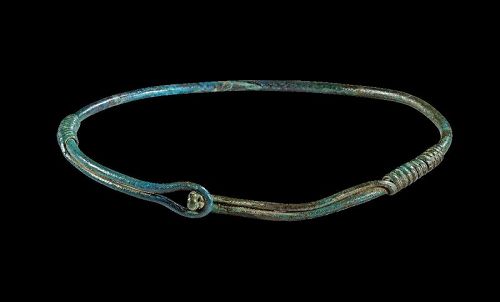 Lovely bronze Torc / Torque European Bronzeage with blue patina!