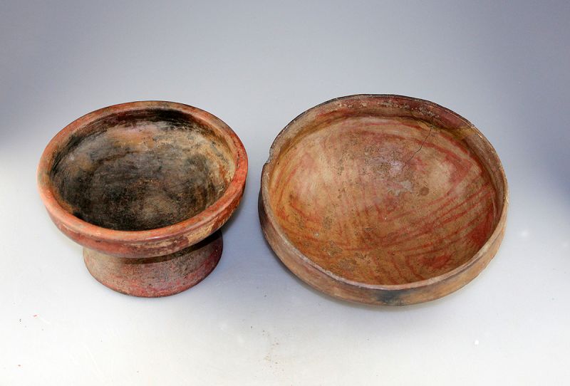 Pair of larger Capuli / Narino pottery bowls, 8th.-15th. cent. AD