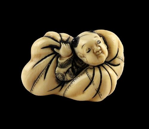 Exceptional Japanese netsuke signed master Karaku early 19th. cent