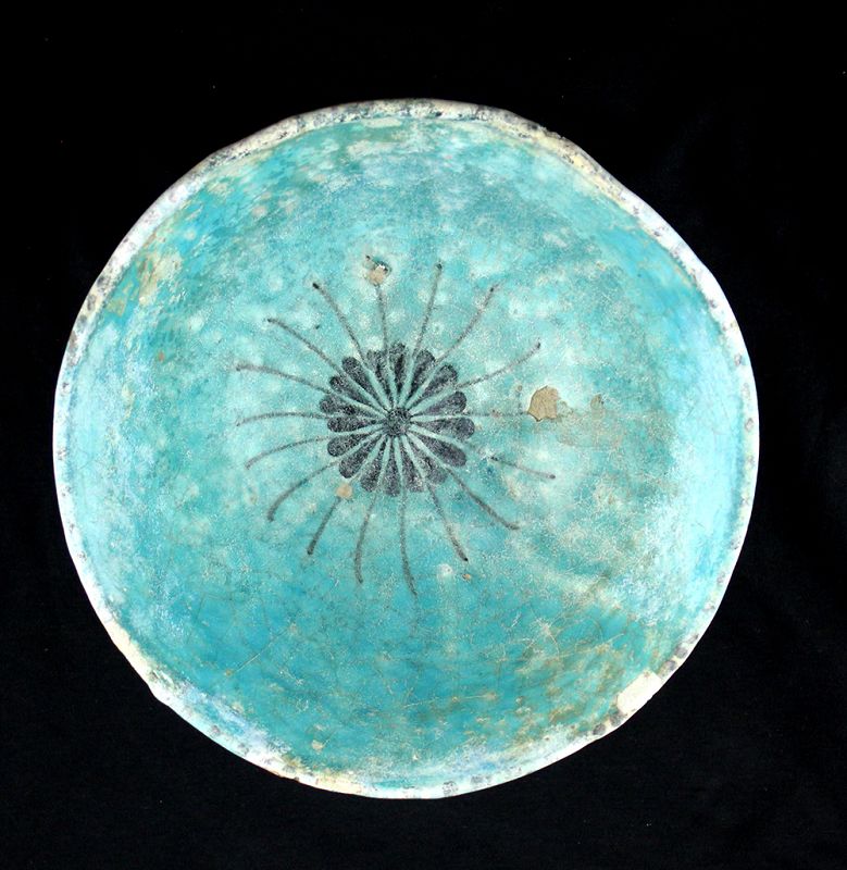 Superb large Islamic pottery bowl w. iridescence, Near East, 12. cent.