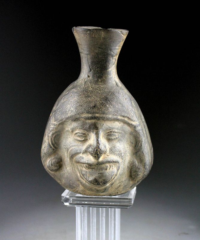 A Late Moche - Chimú Blackware head Vessel, 7th.-9th. cent.