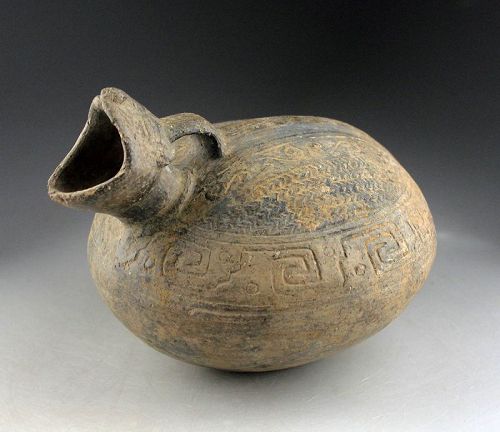 Rare Pre-columbian Chimú Zoomorphic pottery vessel, 10th.-14th. c.