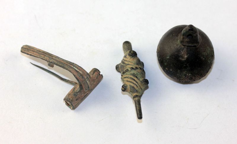 Nice roman bronze lot of 2 weights and a fibula and 1st.-3rd. cent. AD