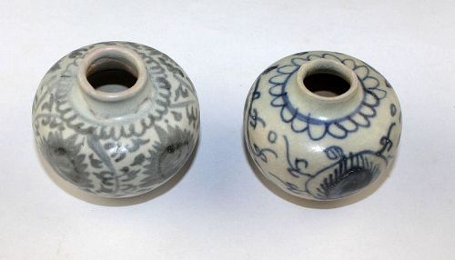 Pair of lovely Chinese Ming Dynasty blue & white porcelain vases!