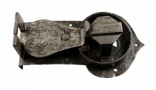 Important large Late Renaissance Iron lock with incised decorations!