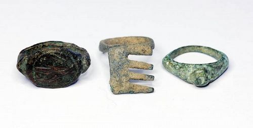 Lot of three ancient Roman bronze rings, incl. key ring and seal!