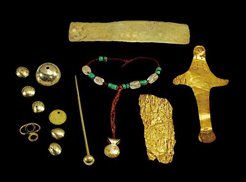 Lovely lot of 13 Pre-Columbian Andean Gold objects, c. 800-1500 AD