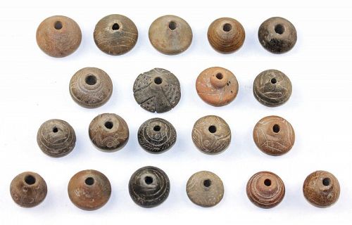 Lot of 20 decorated Manteno Culture spindleworls, 800-1400 AD
