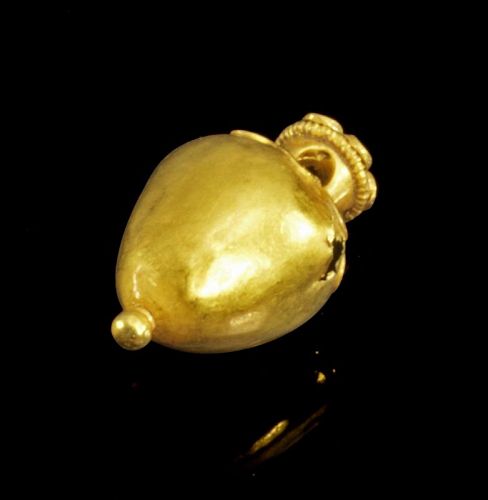 Gold pendant depicting flower bud, Roman Empire, 1st.-3rd. century AD