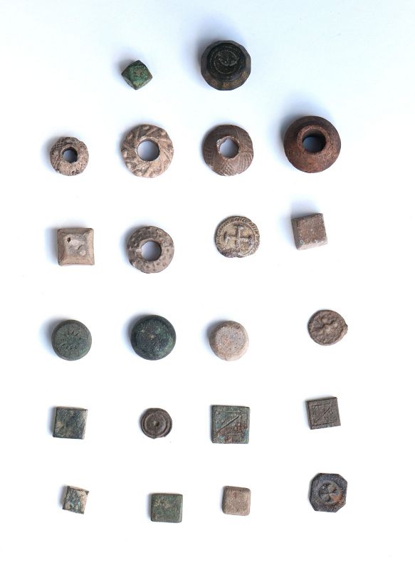 22 ancient Roman and Byzantine weights, spindlewhorls, dices