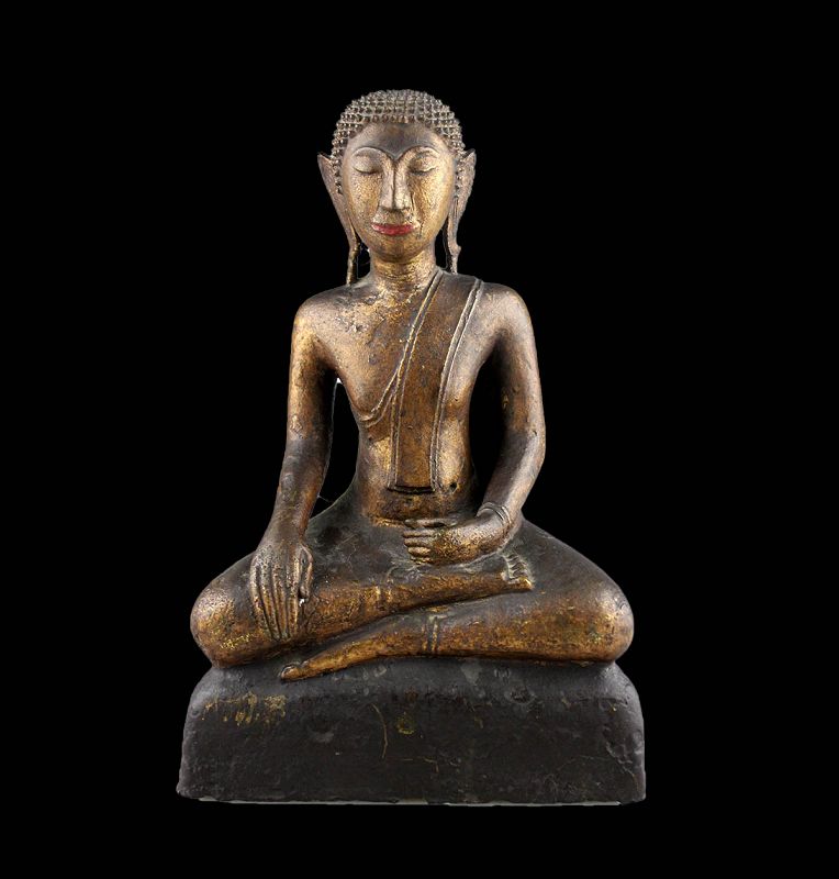 A large early South East Asian gilt bronze buddha - Rare!