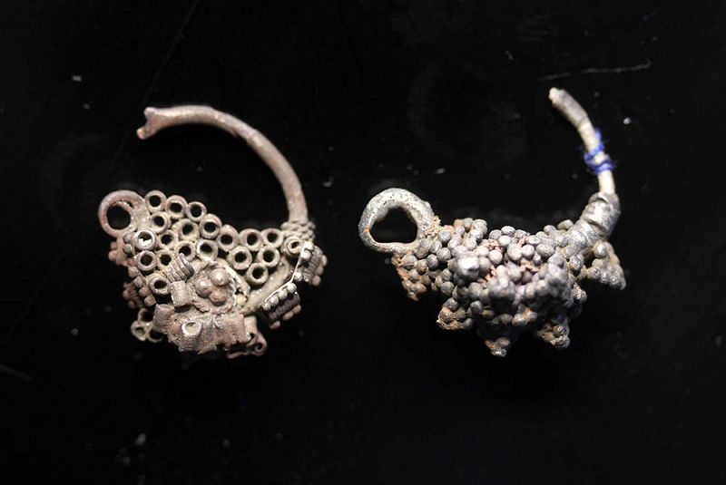 2 interesting filigree silver earrings, Viking period, c. 800-1000 AD