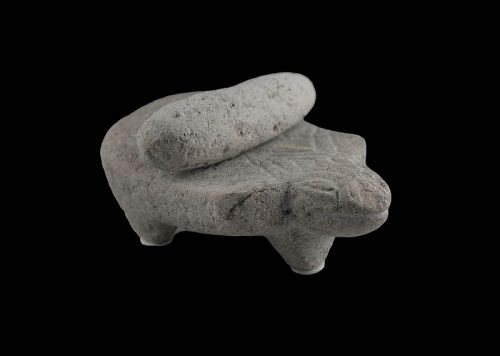 Rare Volcanic stone turtle Metate & Mano, Costa-Rica, 1st. mill. AD